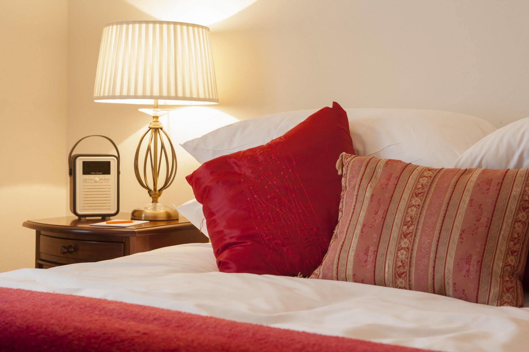 The Bishops Table Hotel Farnham  Dış mekan fotoğraf